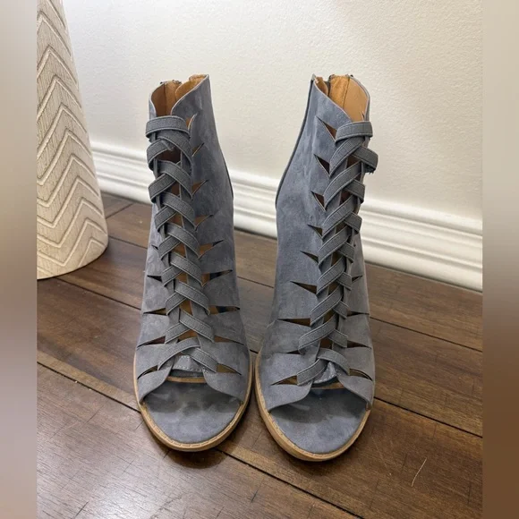 Qupid Gray Heeled Boots size 7.5 - Picture 3 of 10